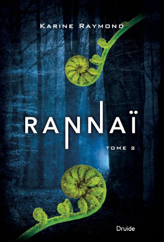 Couverture de livre: deux têtes de violon vertes qui encadrent le titre «Rannaï». En fond, une image de forêt sombre noire et bleue.